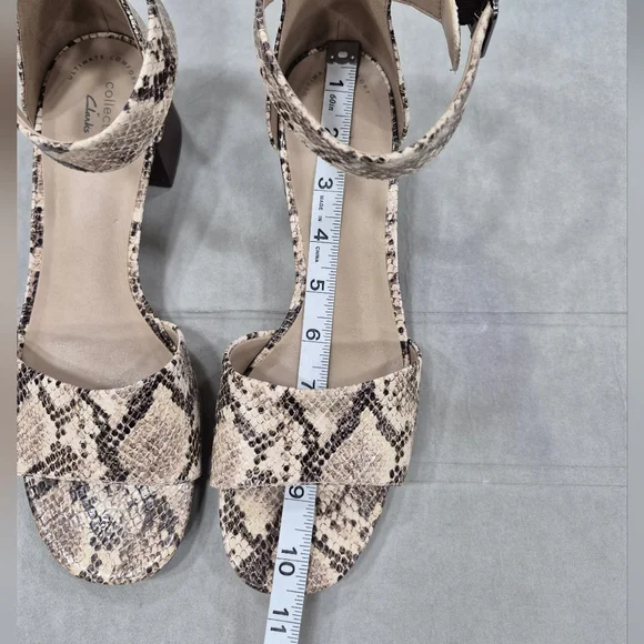 Clarks sandals women's 10 cream black snake embossed padded ankle strap low heel - Picture 12 of 14